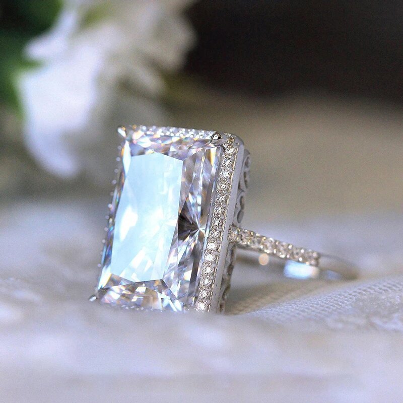 Bright rectangular eye-catching white stone ring, fashionable and simple