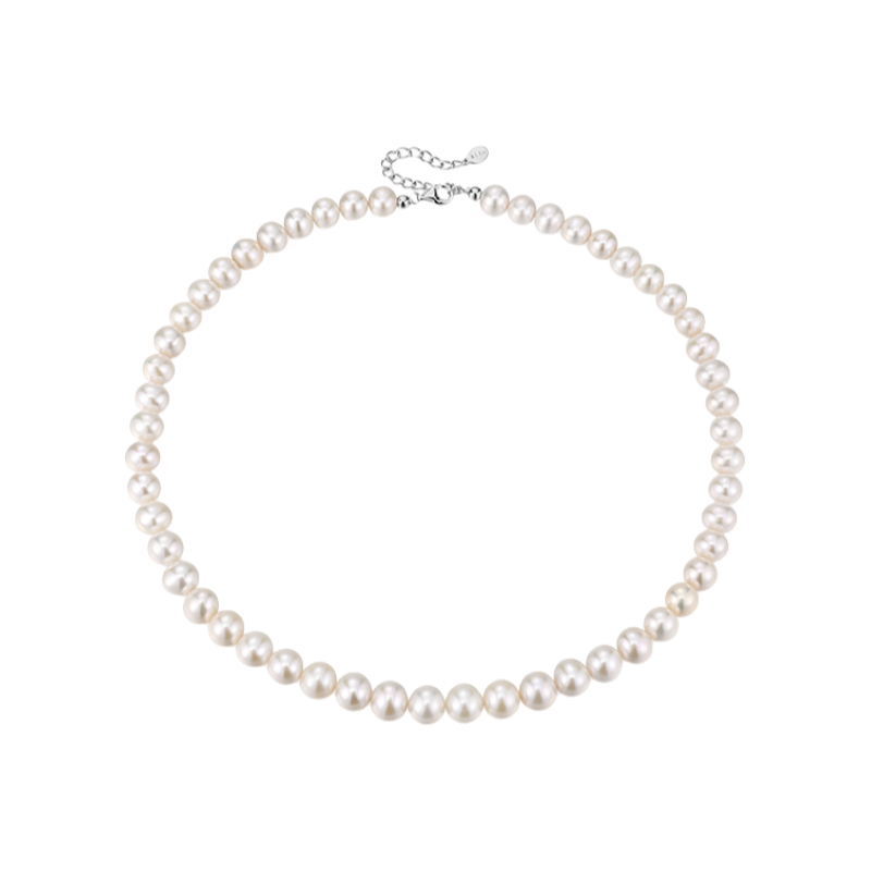 [Strong light close to round beads] Pearl necklace