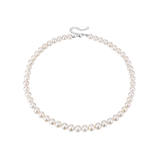 [Strong light close to round beads] Pearl necklace